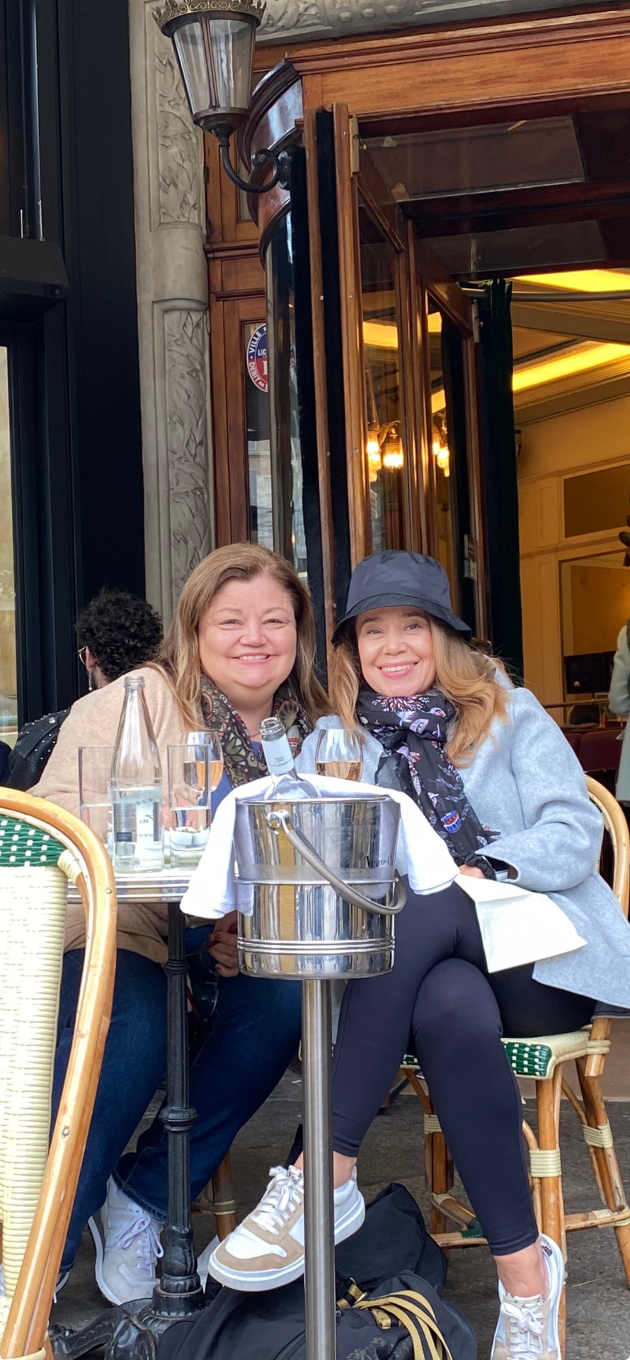 Victoria and Elsa together at a café